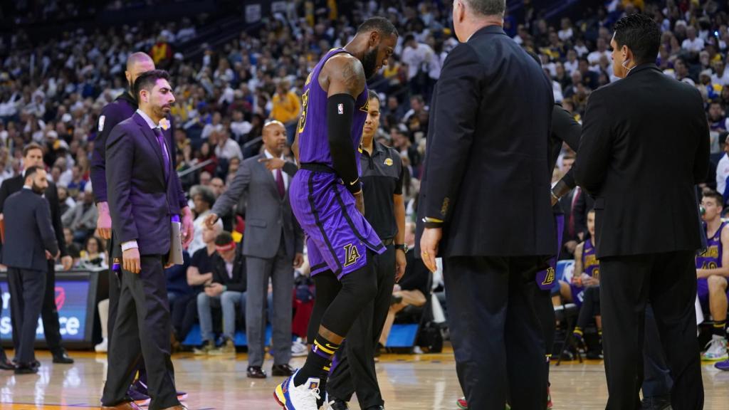LeBron sale lesionado de la cancha