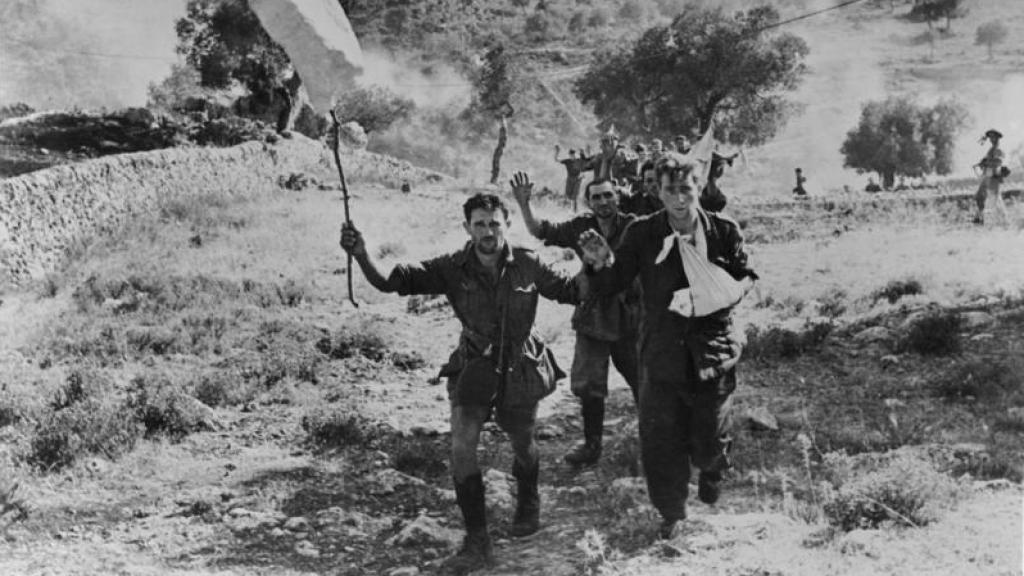 Soldados italianos rindiéndose a los ante los Aliados.