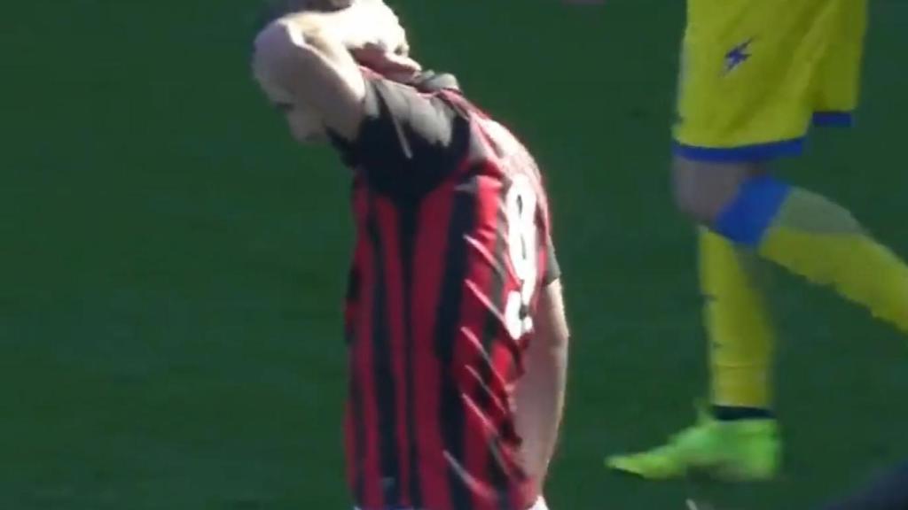 Higuaín se lamenta por su fallo ante el portero.