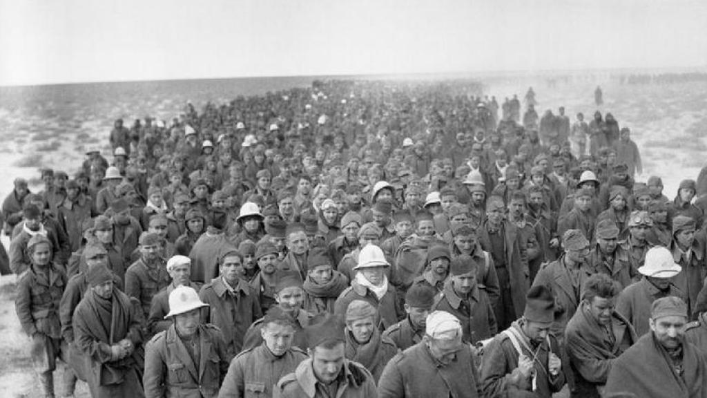 Un numeroso grupo de soldados italianos hechos prisioneros durante la II Guerra Mundial.