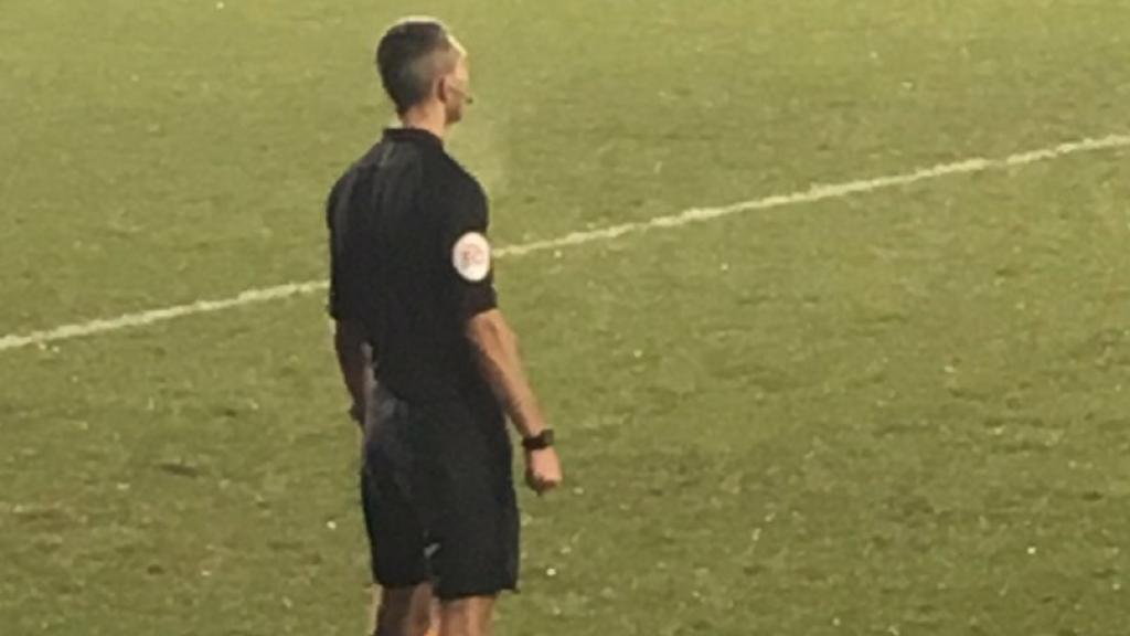 Linier con zapatos de traje en Inglaterra. Foto: Twitter (@fish100)