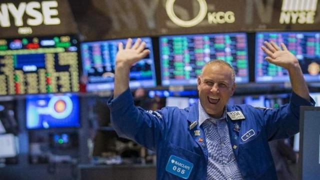 Un bróker celebra en Wall Street.
