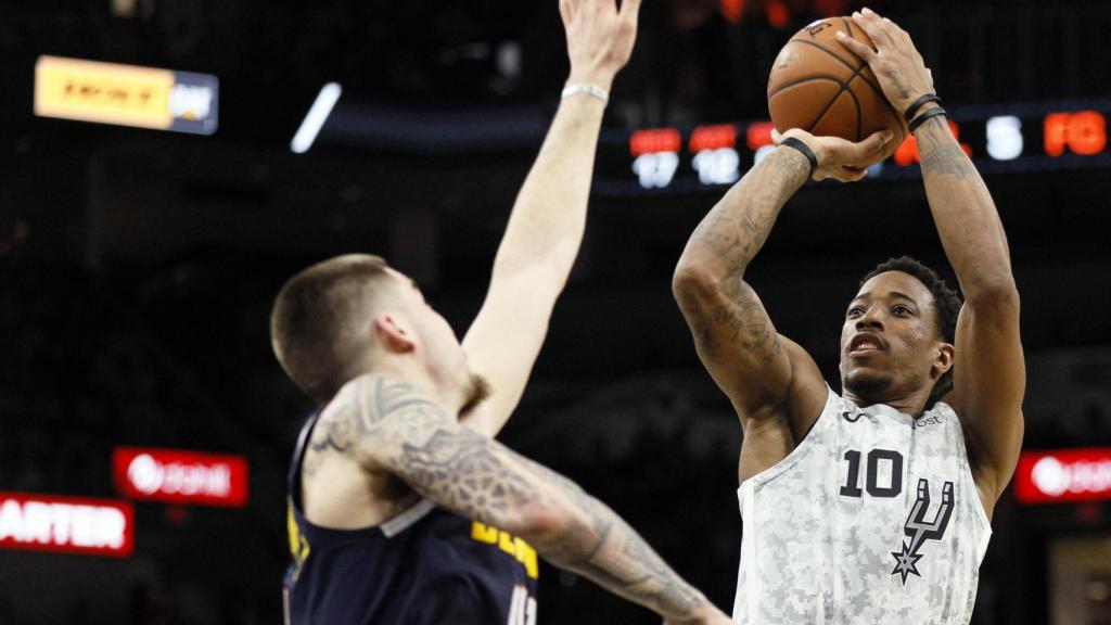 Juancho Hernangómez punteando un tiro a DeRozan