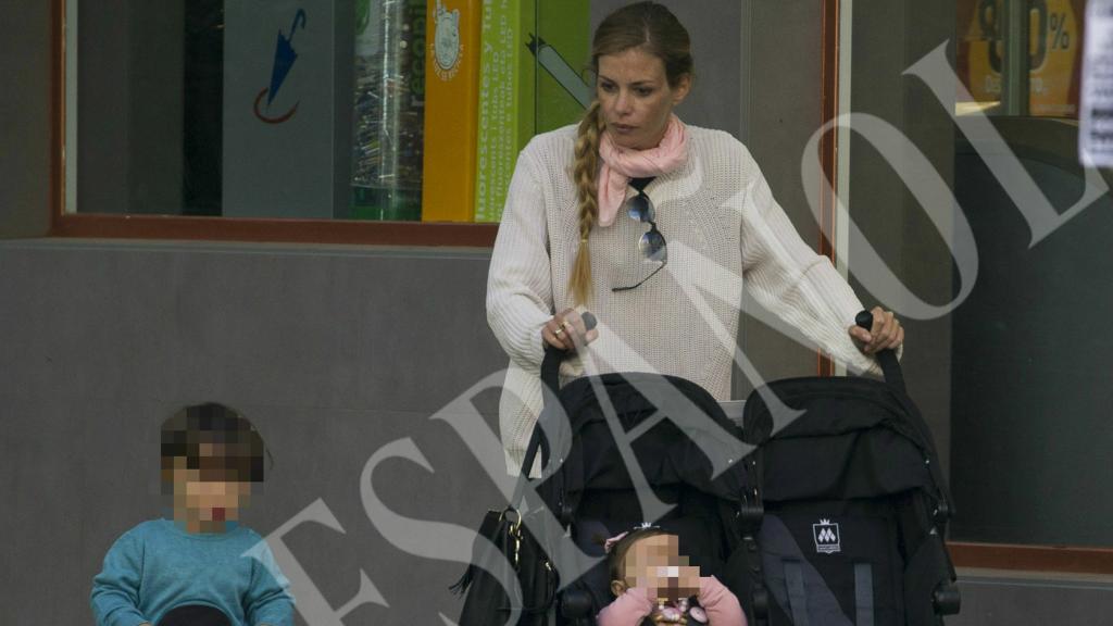 María Sanjuan paseando junto a sus hijos