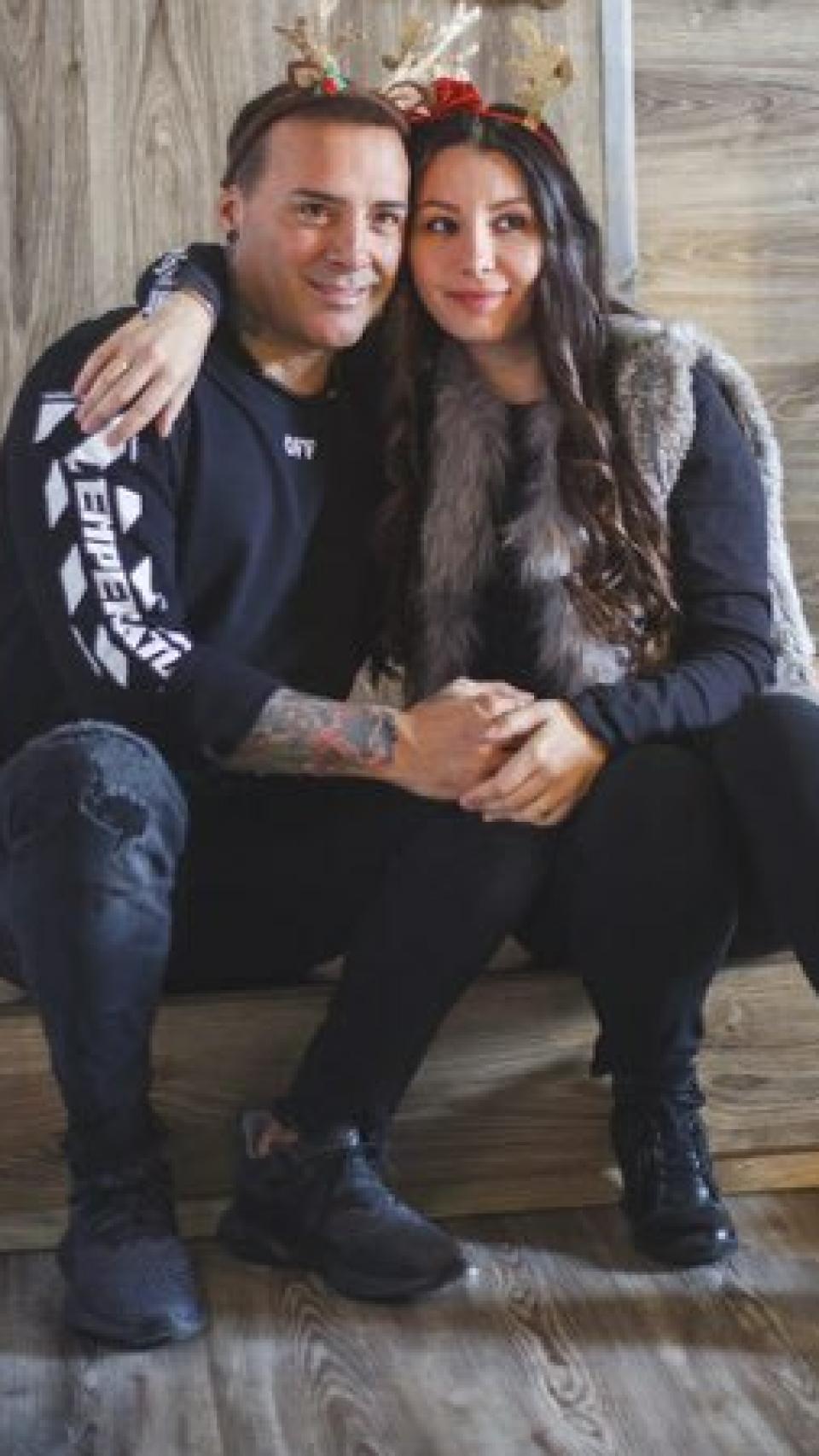 El cubano y su esposa con renos navideños.