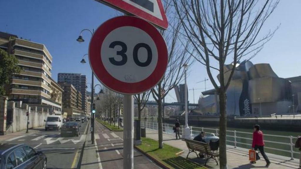 Prohibido circular a 30 kilómetros hora.