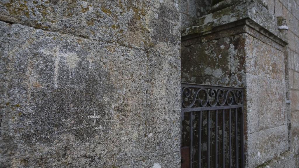 Las cruces de los fieles en las paredes del templo.