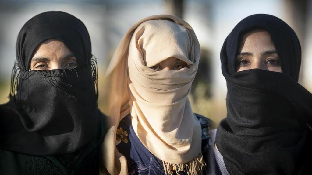 Tres de las mujeres que denuncian haber sufrido abusos o agresiones sexuales en los campos de fresas de Huelva.