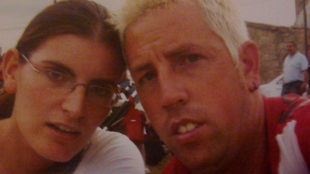 El Chicle y su mujer llevan 15 años casados. Por aquel entonces, él llevaba el pelo teñido de rubio.