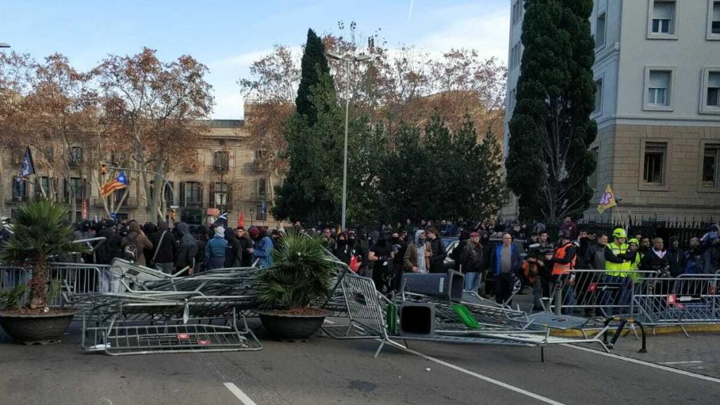 Barricada formada en uno de los laterales de La Rambla.