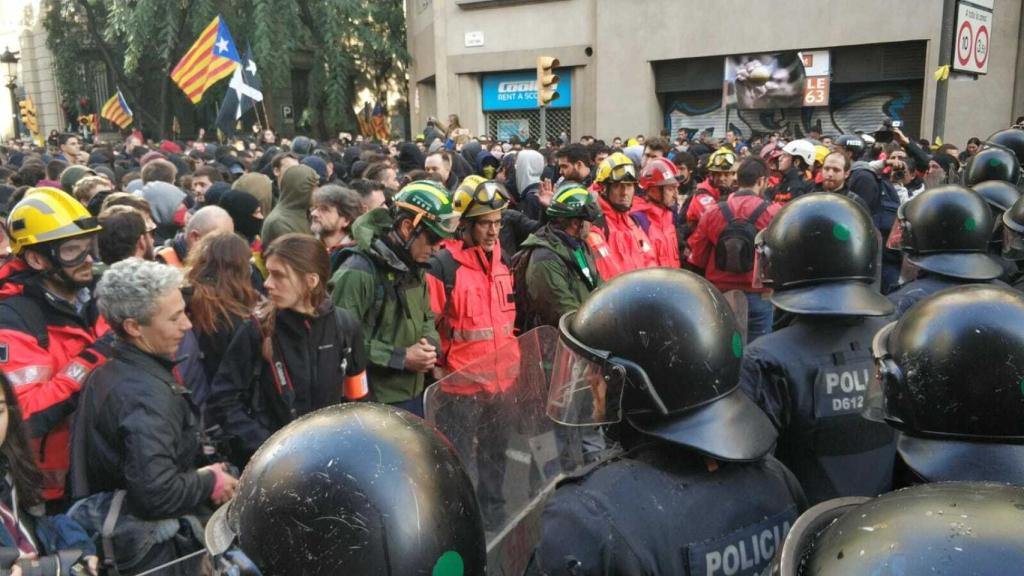 Agentes y Bomberos frente a frente en Vía Layetana.