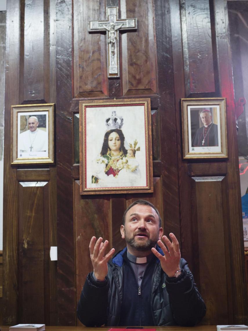 Don J.C., en la sacristía del templo.