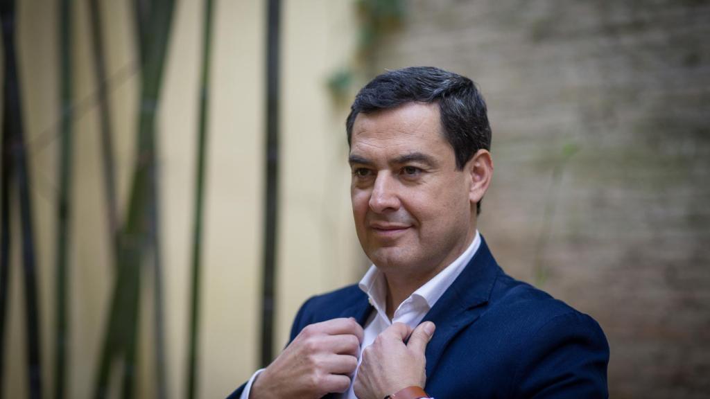 Chaqueta azul con camisa blanca, para los eventos de campaña de Moreno Bonilla