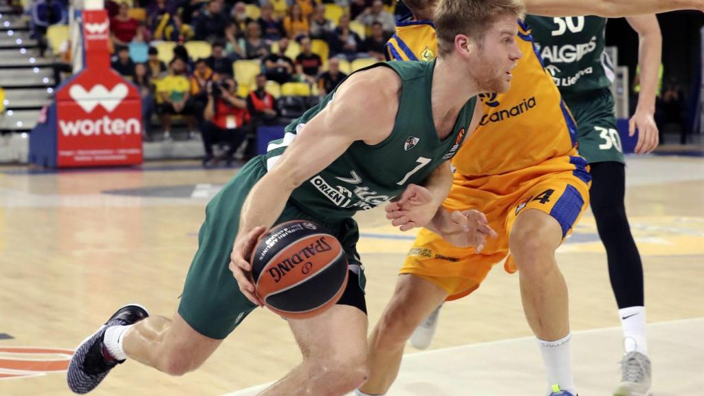 Thomas Walkup juega la pelota ante Albert Oliver en el Herbalife Gran Canaria - Zalgiris Kaunas de la Euroliga