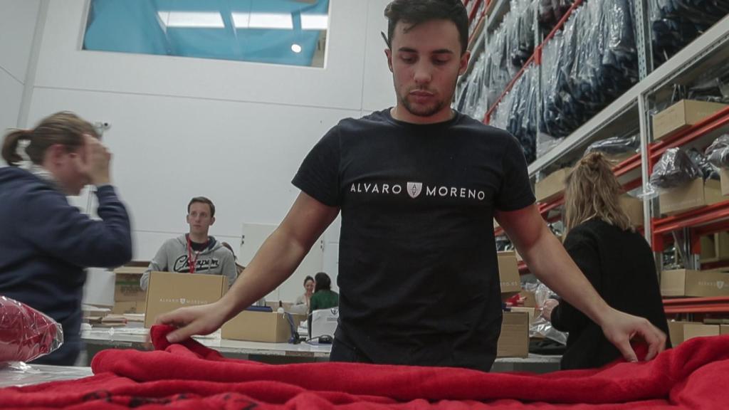Los empleados de Álvaro Moreno envuelven las mantas para mandárselas a las monjas.