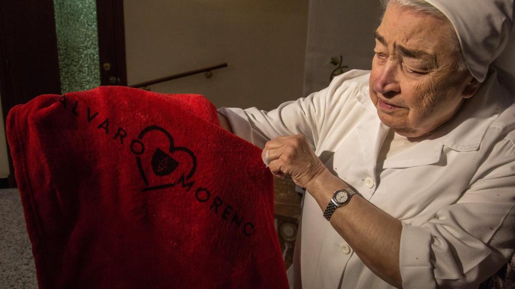 Las monjas posan con las mantas de Álvaro Moreno.