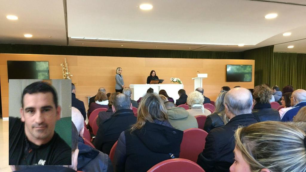 La madre de Edu lee un texto de despedida en la ceremonia de su hijo.