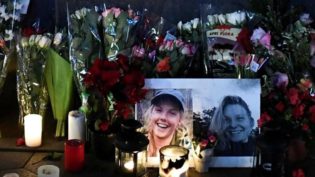 Varias personas encienden velas durante una vigilia en honor a las dos turistas escandinavas asesinadas en Marruecos.