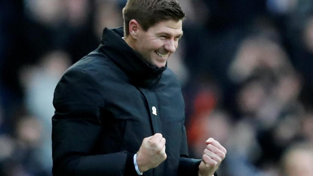 Steve Gerrard celebra la victoria de su equipo