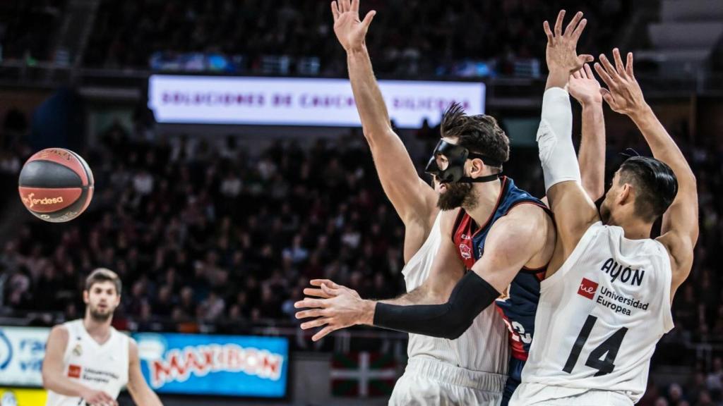 Ayón y Felipe Reyes en una defensa sobre Shengelia. Foto: Twitter. (@Baskonia)