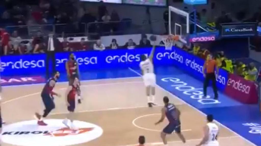 Campazzo anotando una bandeja ante el Baskonia