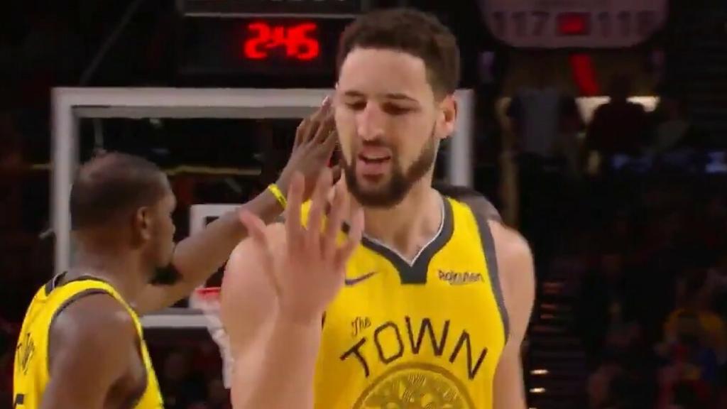 Klay Thompson le habla a su mano