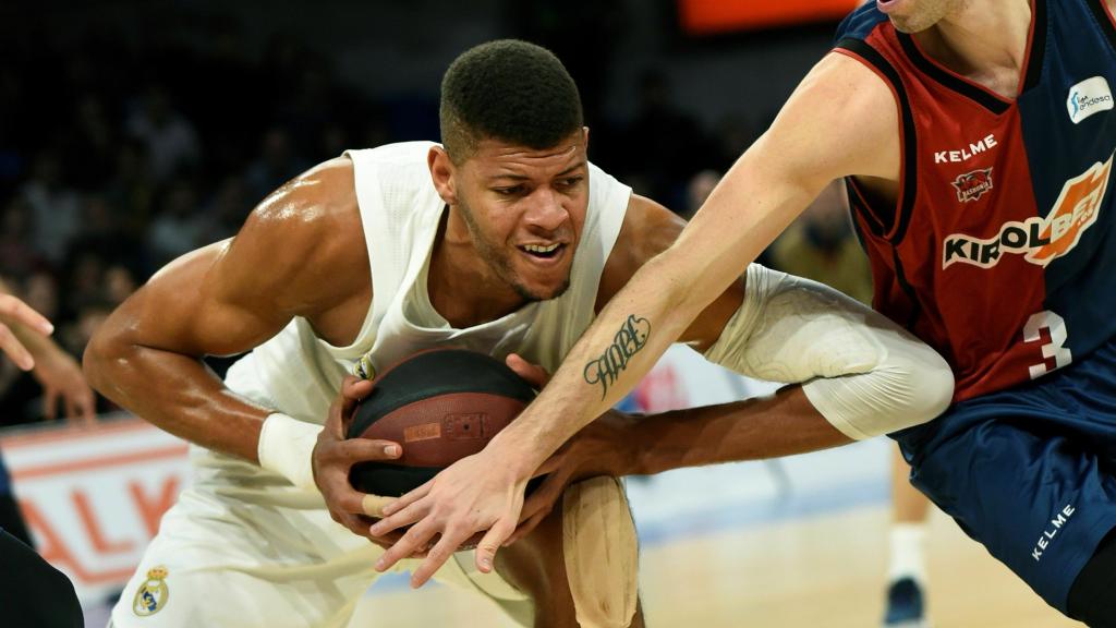 Tavares protege el balón ante la presión de Vildoza