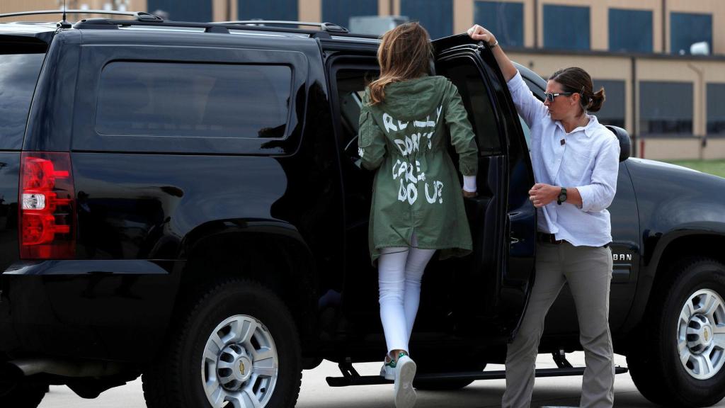Melania con la polémica gabardina.