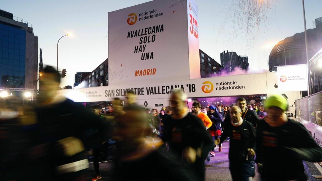 Numerosos corredores tras tomar la salida de la San Silvestre Vallecana Popular