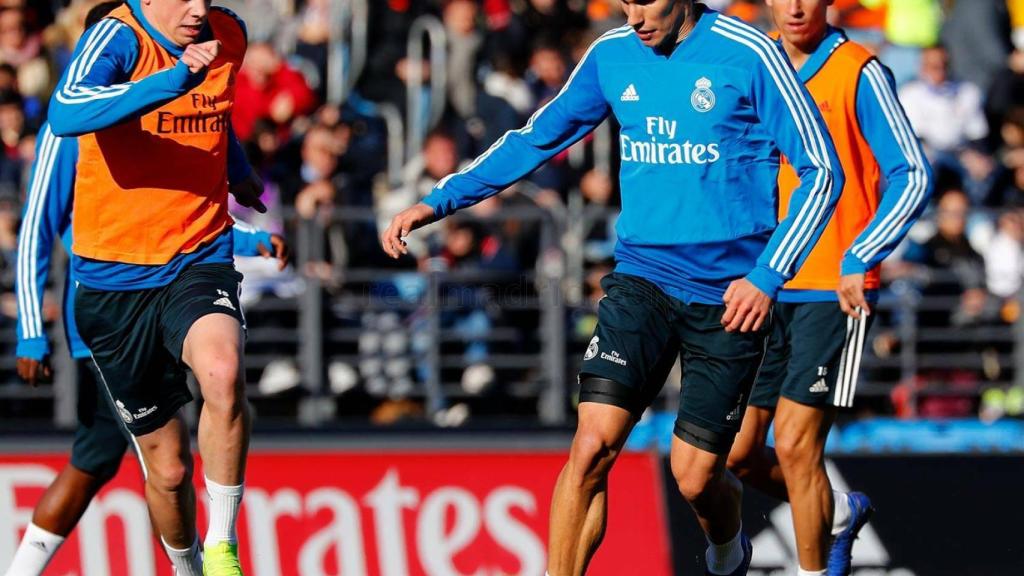 Vallejo controla el balón ante Fede Valverde