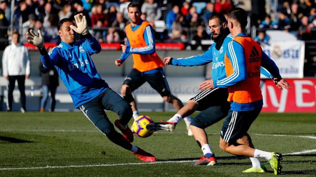 Karim Benzema remata ante Keylor Navas