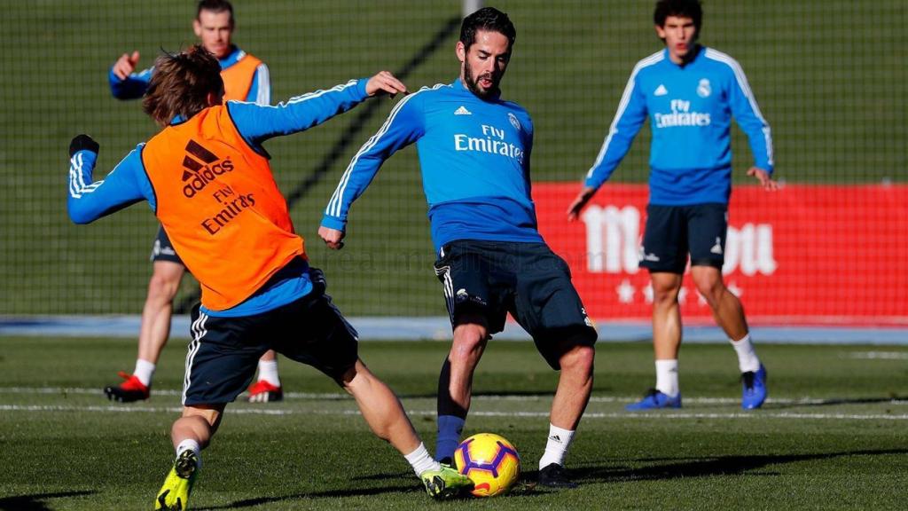 Isco y Modric se disputan la posesión del esférico