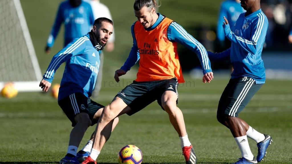 Bale protege el esférico ante la defensa