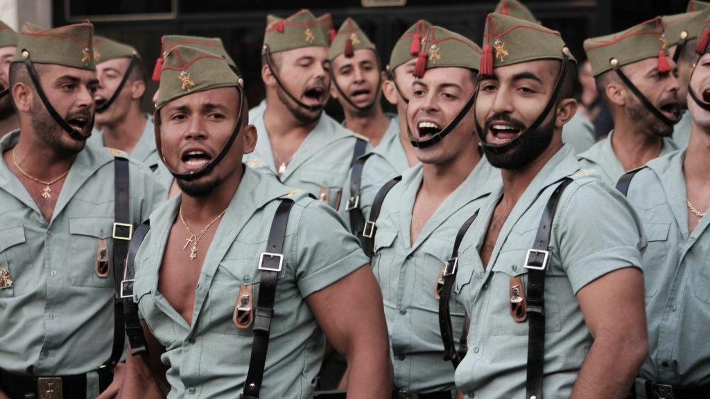 Legionarios antes de un desfile del 12 de octubre./