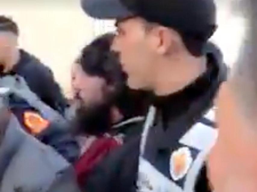 Zoller, en el centro de la imagen, en el momento de su detención