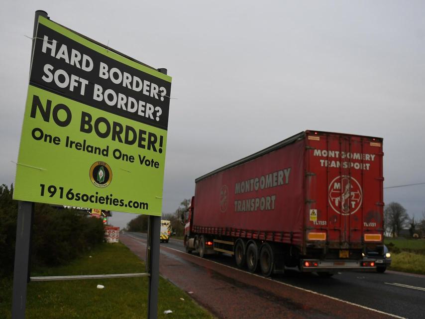 Carteles en contra de la frontera entre Irlanda e Irlanda del Norte.