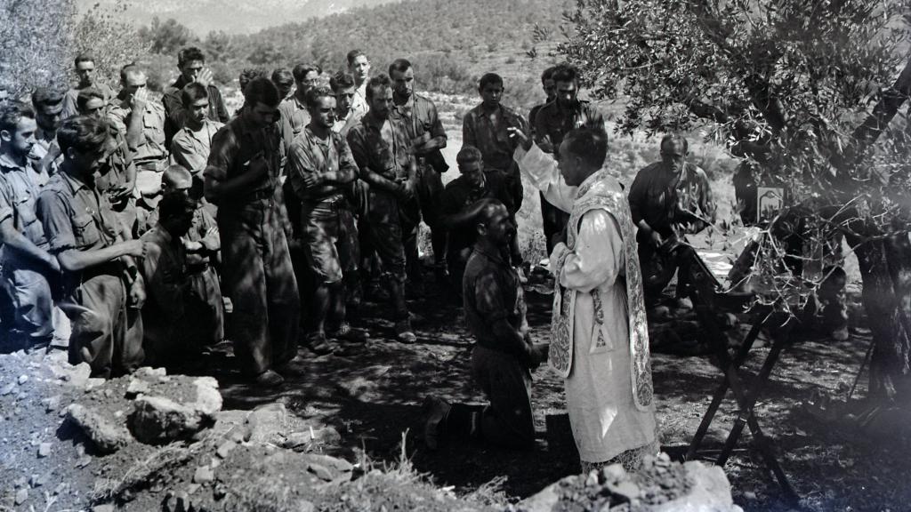 Absolución tras las confesiones y misa de los requetés del Tercio de Borgoña en el frente de Cataluña