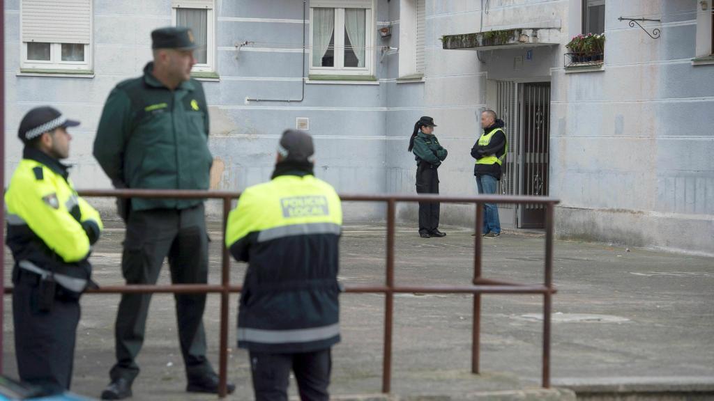 Portal de la víctima en el número 2 de la calle Rosario Ochandiano, en Laredo (Cantabria).