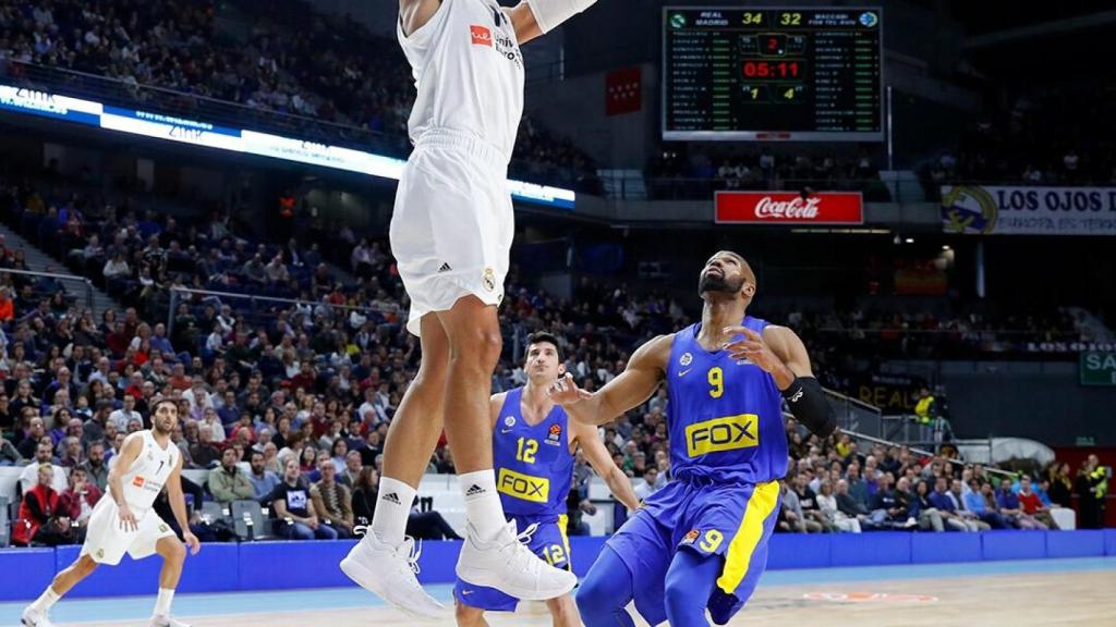 Gustavo Ayón culmina un gran pase con un mate. Foto: Twitter. (@RMBaloncesto)
