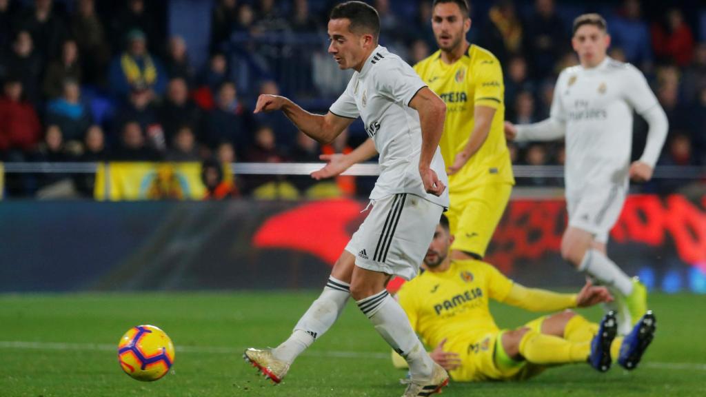 Lucas Vázquez dispara ante Sergio Asenjo