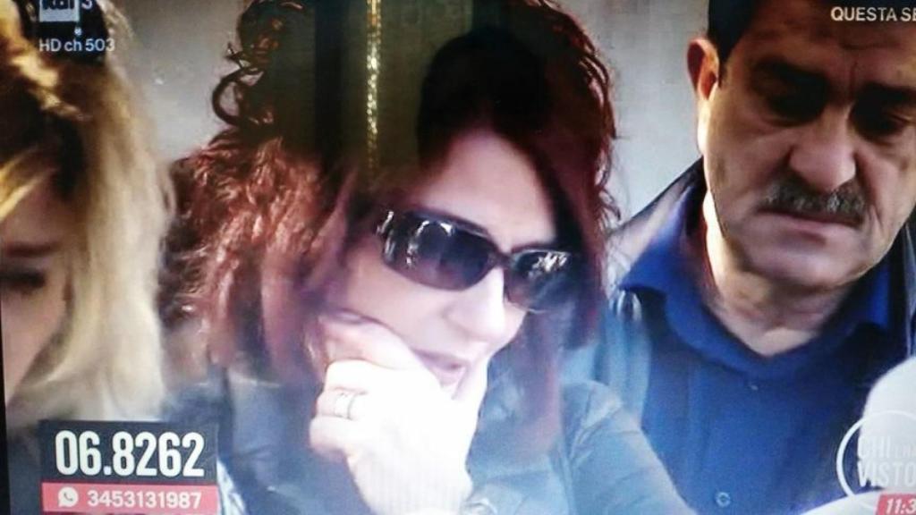 Santina y Pippo Biondo en la exhumación del cuerpo de su hijo Mario.