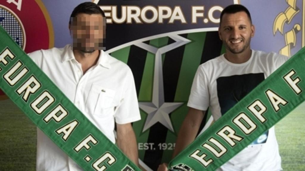 Presentación de José Antonio Cortés Merino (derecha) con el Europa FC de Gibraltar.