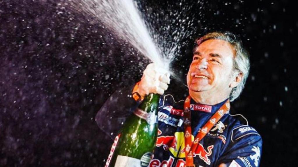 Carlos Sainz celebrando su título en el Dakar. Foto: Instagram (@dakarrally)