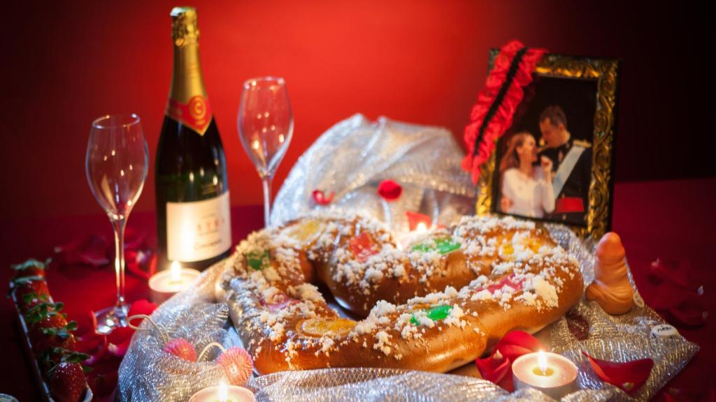 La empresa alicantina envió un pack que contenía un roscón erótico junto con velas aromáticas y pétalos de rosa.