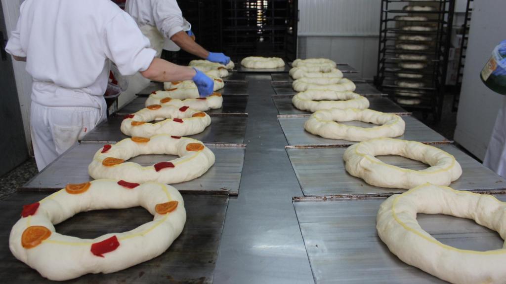 Cerca de 50 personas elaboran 15.000 turrones todos los años.