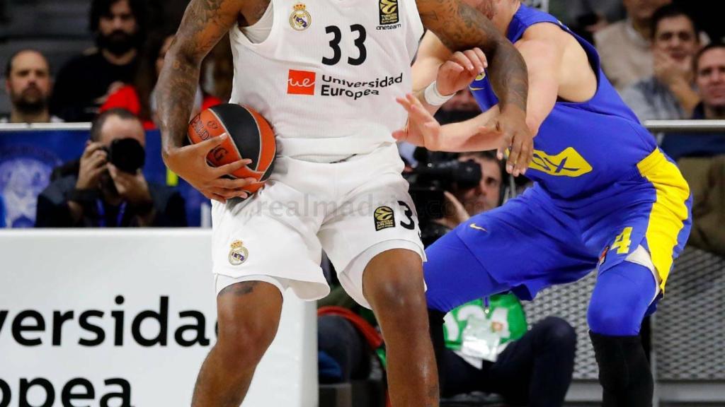 Thompkins intenta anotar tras una gran defensa