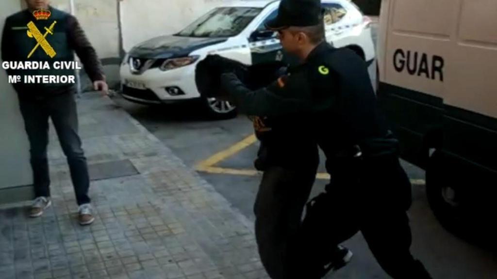 Uno de los detenidos por la Guardia Civil.