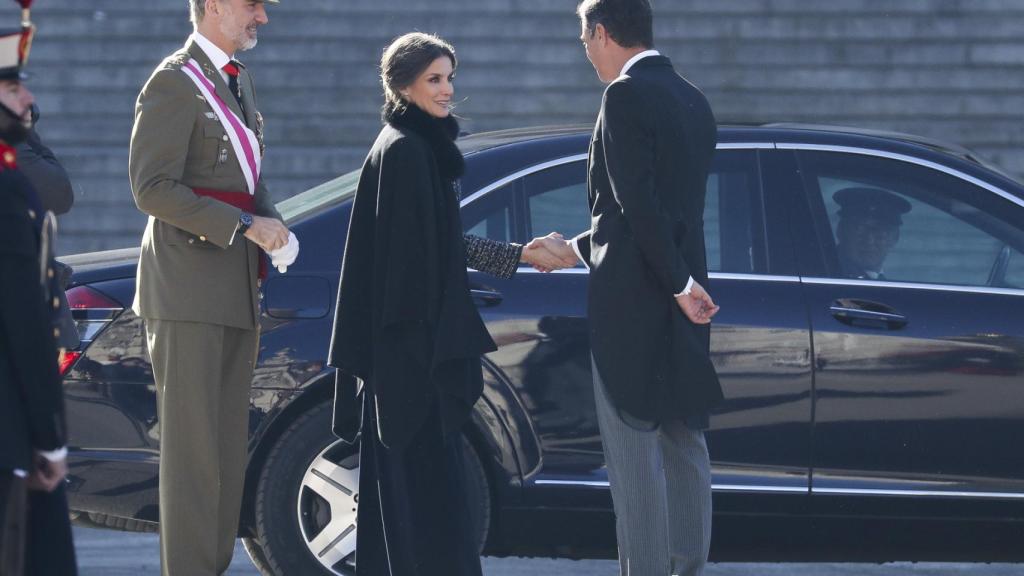 Los reyes saludan a Pedro Sánchez, presidente del Gobierno.