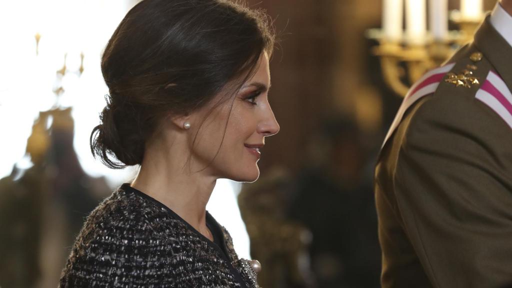 La reina Letizia con pendientes de Tous y recogido 'messy'.
