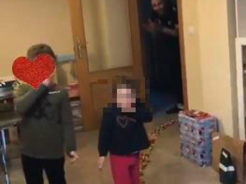 Kiko Rivera observando a sus hijos Francisco y Ana.